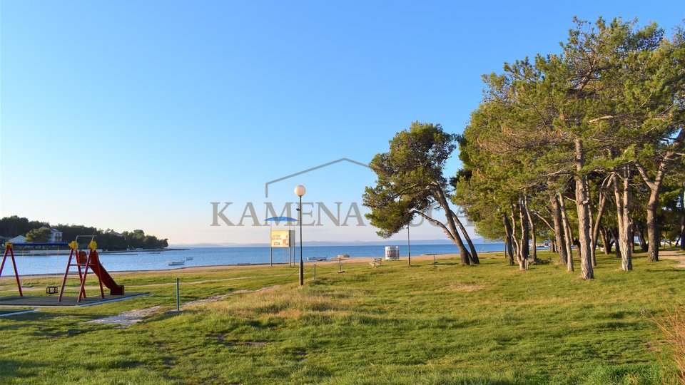 PRIVLAKA - VERY ATTRACTIVE LOCATION, 100M FROM SEA, WITH SEA VIEW!